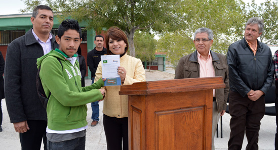 EQUIPO DE CÓMPUTO Y CLAVES DE ACCESO AL PROGRAMA YES EN INGLÉS ENTREGÓ EL DIRECTOR ESTATAL DEL COLEGIO DE BACHILLERES DE COAHUILA AL PLANTEL ACUÑA.