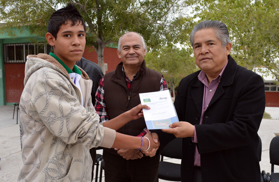 EQUIPO DE CÓMPUTO Y CLAVES DE ACCESO AL PROGRAMA YES EN INGLÉS ENTREGÓ EL DIRECTOR ESTATAL DEL COLEGIO DE BACHILLERES DE COAHUILA AL PLANTEL ACUÑA.