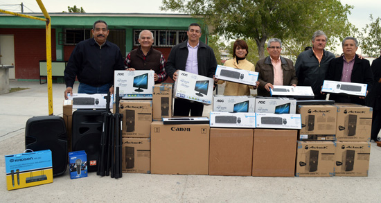 EQUIPO DE CÓMPUTO Y CLAVES DE ACCESO AL PROGRAMA YES EN INGLÉS ENTREGÓ EL DIRECTOR ESTATAL DEL COLEGIO DE BACHILLERES DE COAHUILA AL PLANTEL ACUÑA.