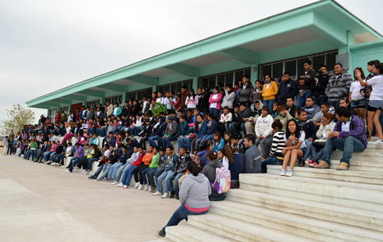 EQUIPO DE CÓMPUTO Y CLAVES DE ACCESO AL PROGRAMA YES EN INGLÉS ENTREGÓ EL DIRECTOR ESTATAL DEL COLEGIO DE BACHILLERES DE COAHUILA AL PLANTEL ACUÑA.