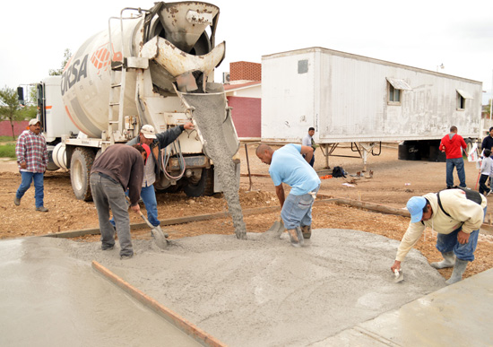 INICIARON CONSTRUCCIÓN DE CANCHA DE USOS MÚLTIPLES EN LA ESCUELA PRIMARIA LEONA VICARIO. 