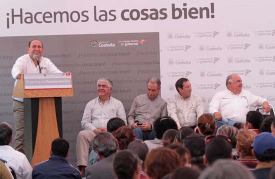 Pone en marcha gobernador programa de pavimento en Monclova 