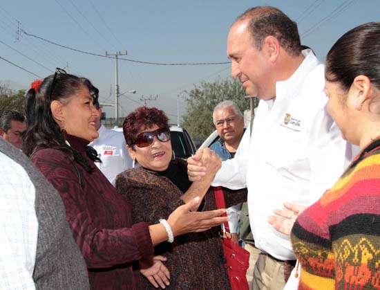 Pone en marcha gobernador programa de pavimento en Monclova 