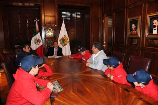 Recibe gobernador Rubén Moreira visita de niños beisbolistas