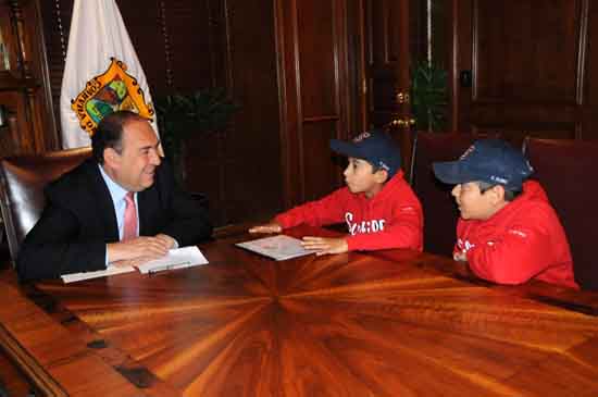 Recibe gobernador Rubén Moreira visita de niños beisbolistas