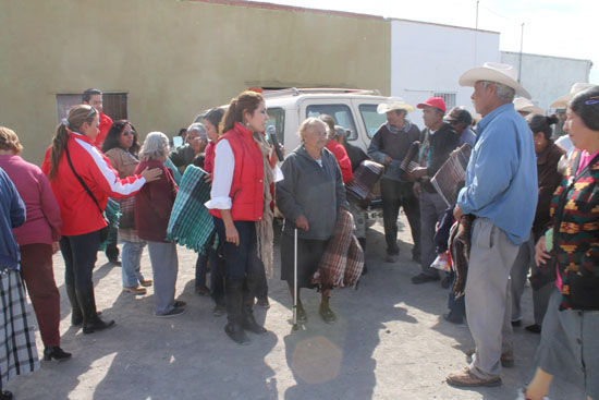   ABRIGA “POR UN COAHUILA SIN FRÍO” A ADULTOS MAYORES