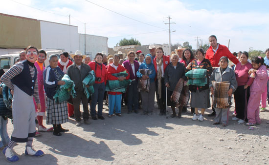   ABRIGA “POR UN COAHUILA SIN FRÍO” A ADULTOS MAYORES