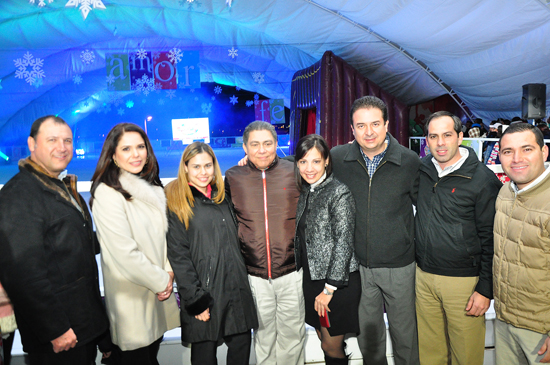 Con música y baile en patines inaugura alcalde pista de hielo