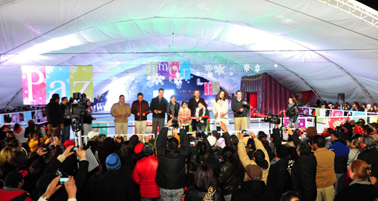 Con música y baile en patines inaugura alcalde pista de hielo