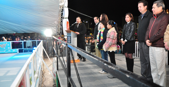 Con música y baile en patines inaugura alcalde pista de hielo