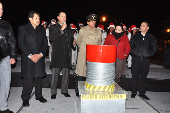 Encabeza alcalde encendido navideño