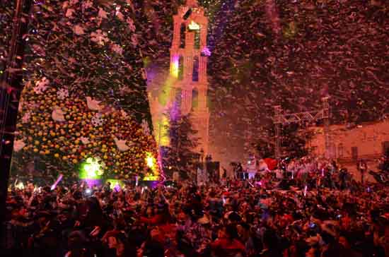  ENCIENDE GOBERNADOR ÁRBOL DE NAVIDAD EN SALTILLO