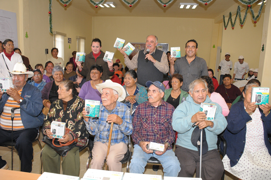 Entrega alcalde Melchor Sánchez glucómetros 