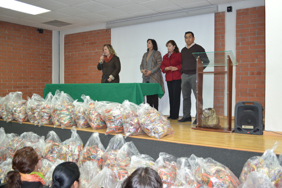 Entrega Director de Educación bolsitas al Instituto de Monclova 