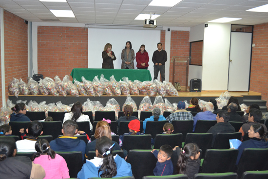 Entrega Director de Educación bolsitas al Instituto de Monclova 