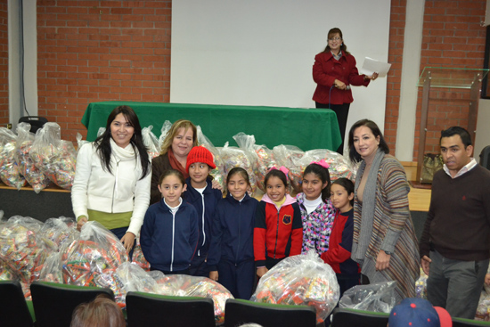 Entrega Director de Educación bolsitas al Instituto de Monclova 