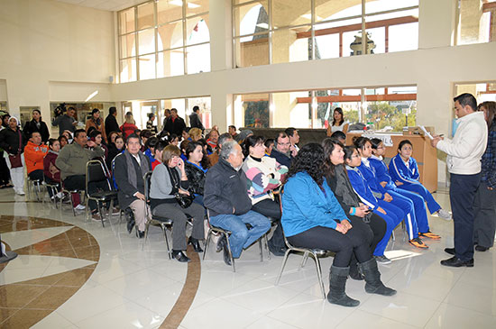 Entregan laptops a ganadores de concurso del Desfile