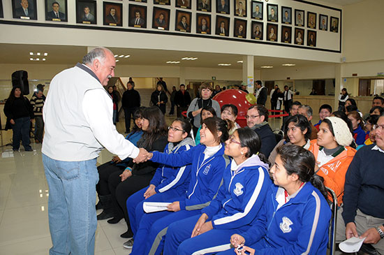 Entregan laptops a ganadores de concurso del Desfile