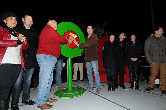 Inauguran en Monclova la primer pista de patinaje de hielo del estado y encienden Árbol de Navidad