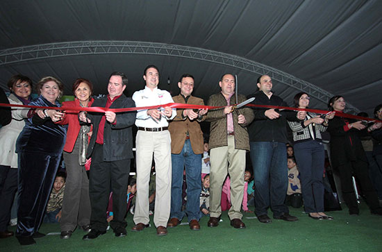 Inauguran gobernador pista de hielo en Saltillo