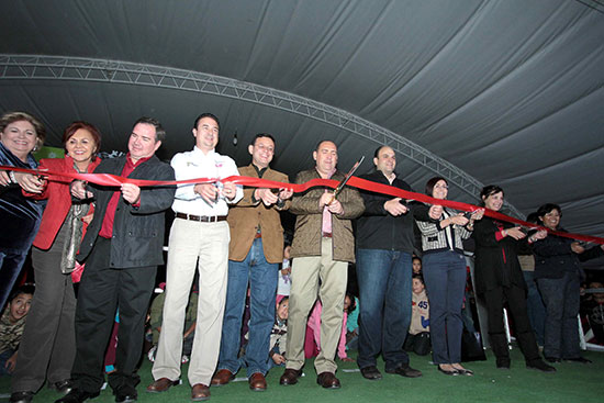 Inauguran gobernador pista de hielo en Saltillo