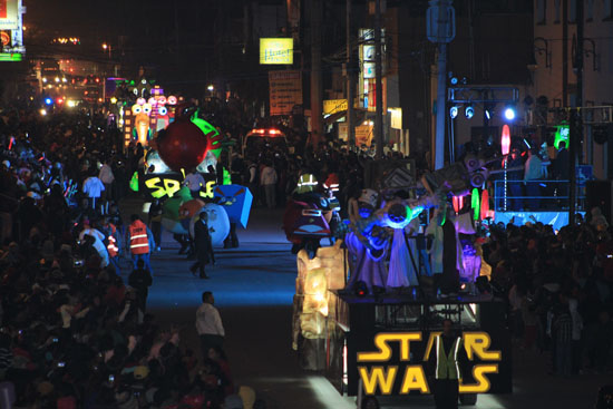 Más de 50 mil personas en Sabinas disfrutan gran desfile “Noche de Paz”