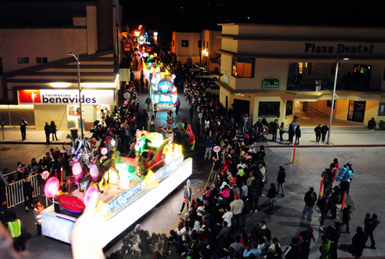 MILES DE FAMILIAS NIGROPETENSES DISFRUTAN MAGNO DESFILE NAVIDEÑO 