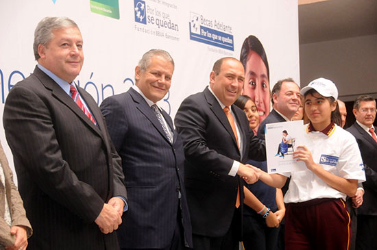 Refrenda gobernador su compromiso con la educación: entrega más becas