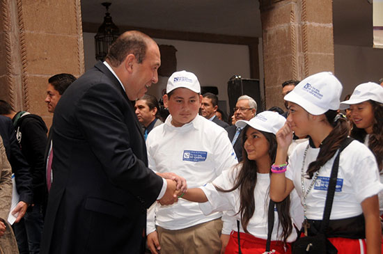 Refrenda gobernador su compromiso con la educación: entrega más becas