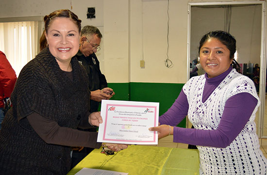 Concluyó curso de tejido en el Centro Comunitario San Antonio