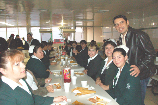 Festejó Antonio Nerio con enfermeras el Día de la Candelaria 