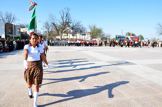 Preside alcalde ceremonia ante la Bandera Nacional más grande del mundo izada