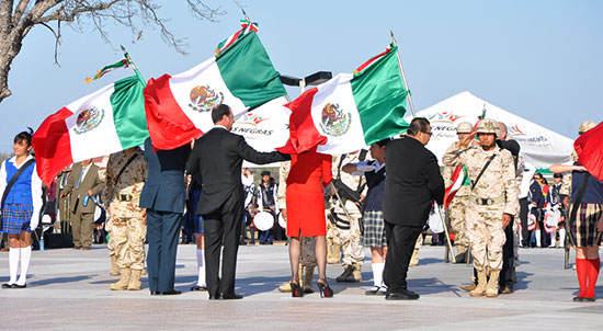 Preside alcalde ceremonia ante la Bandera Nacional más grande del mundo izada