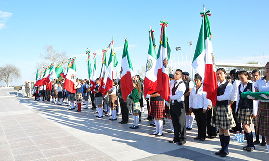 Preside alcalde ceremonia ante la Bandera Nacional más grande del mundo izada