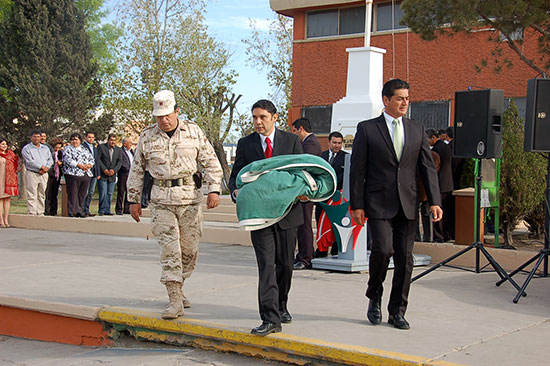 Preside Antonio Nerio ceremonia del Día de la Bandera