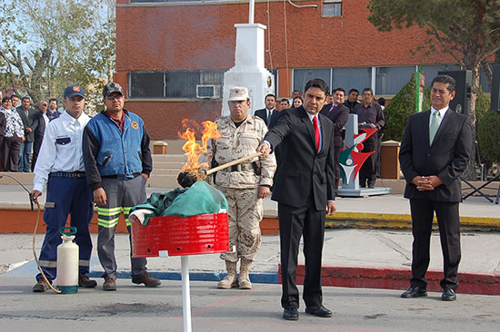 Preside Antonio Nerio ceremonia del Día de la Bandera