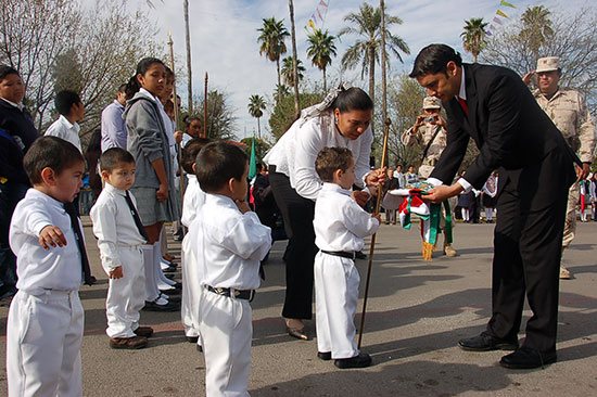 Preside Antonio Nerio ceremonia del Día de la Bandera