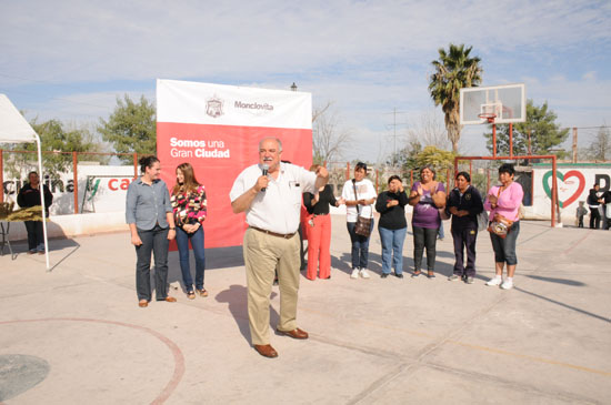 Realizan alcalde Melchor Sánchez y su esposa el tradicional mercadito 