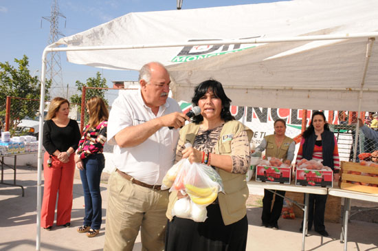 Realizan alcalde Melchor Sánchez y su esposa el tradicional mercadito 