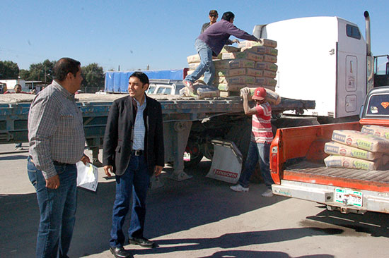 Atestigua Antonio Nerio entrega de cemento del Banco de Materiales