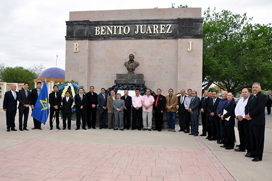 Celebran autoridades municipales y educativas 207 Aniversario del natalicio de Don Benito Juárez