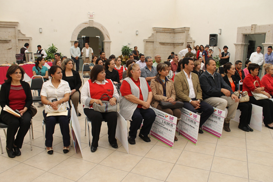 Entrega Carolina Viggiano recursos a OSC's