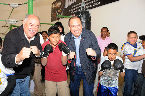 Inaugra Rubén Moreira y Melchor Sánchez Gimnasio "David el Keniano Galván"