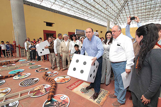 Inaugura el gobernador Rubén Moreira exposición Serpientes y Escaleras