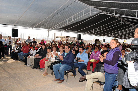 Inauguran gobernador y alcalde obra de electrificación