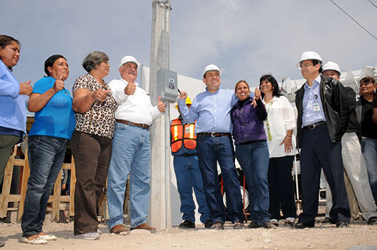 Inauguran gobernador y alcalde obra de electrificación