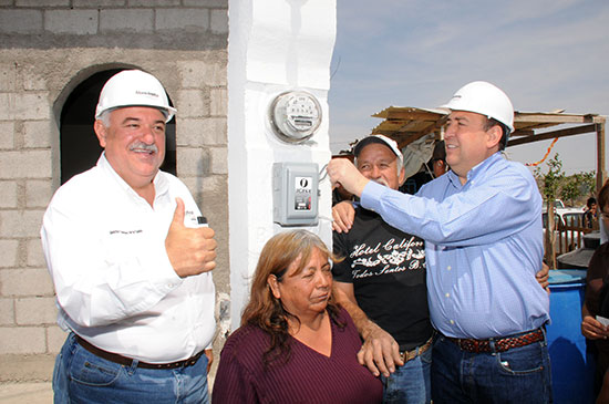 Inauguran gobernador y alcalde obra de electrificación