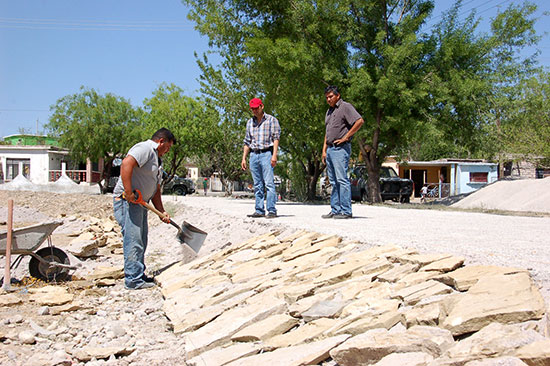 Inspecciona Antonio Nerio avance de obra en plaza de colonia Allende