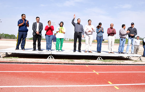 Al servicio de atletas y comunidad la pista de tartán