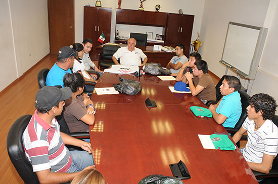 Entrega Melchor Sánchez 40 uniformes deportivos